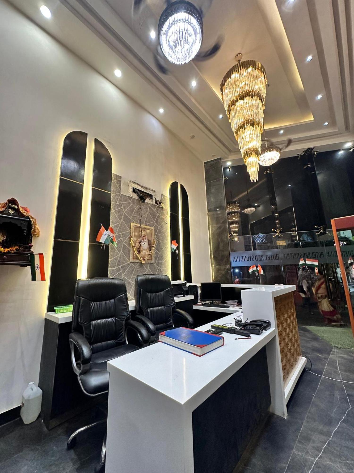 Red Stone - Near Railway Station - Paharganj Hotel 2*